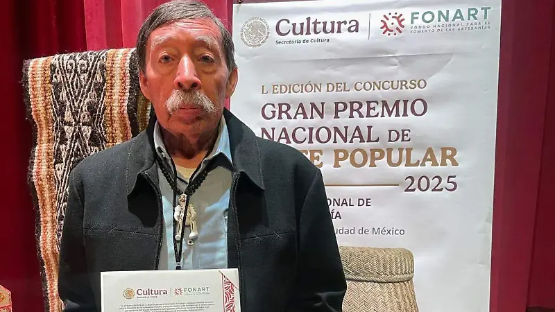 José Jesús Zárate recibió su reconocimiento como segundo lugar en la categoría de juguete del concurso “Gran Premio Nacional de Arte Popular”